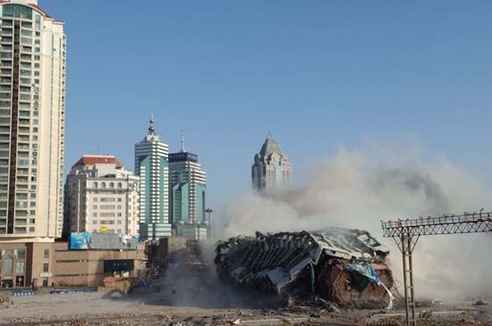 中電建成功實施世界首例淤泥層大型巖塞爆破